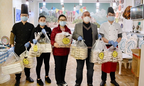 Turkish restaurant owner Alaaddin Colak (2nd, R) and his wife Mrs. Lin(C) displays free meals made for epidemic prevention workers to express their support and encouragement together with staff of their restaurant in Fuzhou, southeast China's Fujian Province, Feb. 9, 2020. (Xinhua/Jiang Kehong)
