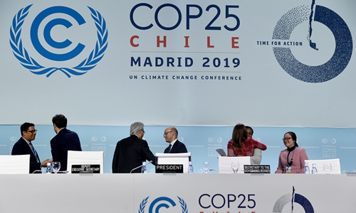Delegates shake hands after the closing plenary session of the UN Climate Change Conference COP25 in Madrid, Spain on December 15, 2019. Photo: AFP