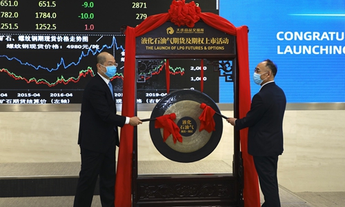 Chinese officials ring the bell for the official debut of liquefied petroleum gas (LPG) futures and futures contracts at the Dalian Commodity Exchange in Dalian, Northeast China's Liaoning Province, on Monday. The futures are the first type of gas energy contracts launched in China's futures market. Photo: CNSphoto