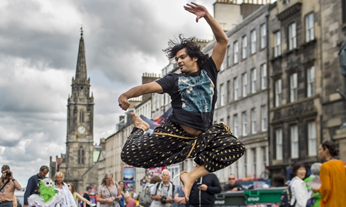 Performers, musicians and actors try to woo crowds on the Royal Mile during Fringe Festival in Edinburgh, Scotland, the UK in 2018. Photo: IC