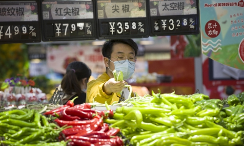 A consumer buys vegetables at a supermarket in Taiyuan, North China's Shanxi Province on Tuesday. China's consumer price index (CPI), a main gauge of inflation, rose 3.3 percent year-on-year in April, down 1.0 percentage points from March, the NBS said on Tuesday. Photo: cnsphoto