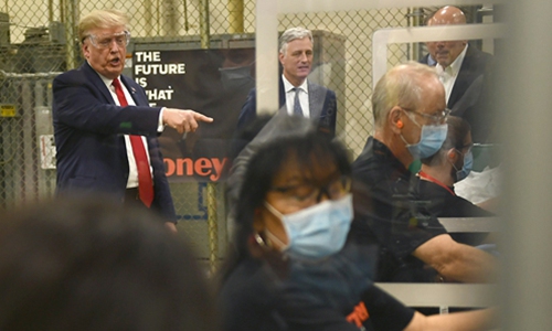 US President Donald Trump (left) participates in a tour of a Honeywell International plant that manufactures personal protective equipment in Phoenix, Arizona on May 5, 2020. Photo: AFP