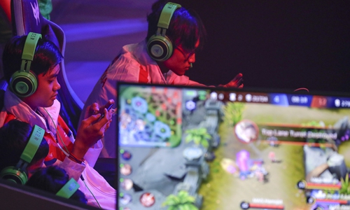 Indonesian players concentrate on their game during the Esports matches at the 30th Southeast Asian Games in Manila, the Philippines on December 5, 2019. Photo: IC