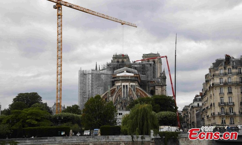 Workers in Paris begin removing large sections of damaged scaffolding from the exterior of Notre Dame cathedral on June 8, 2020. (Photo: China News Service/Li Yang)

