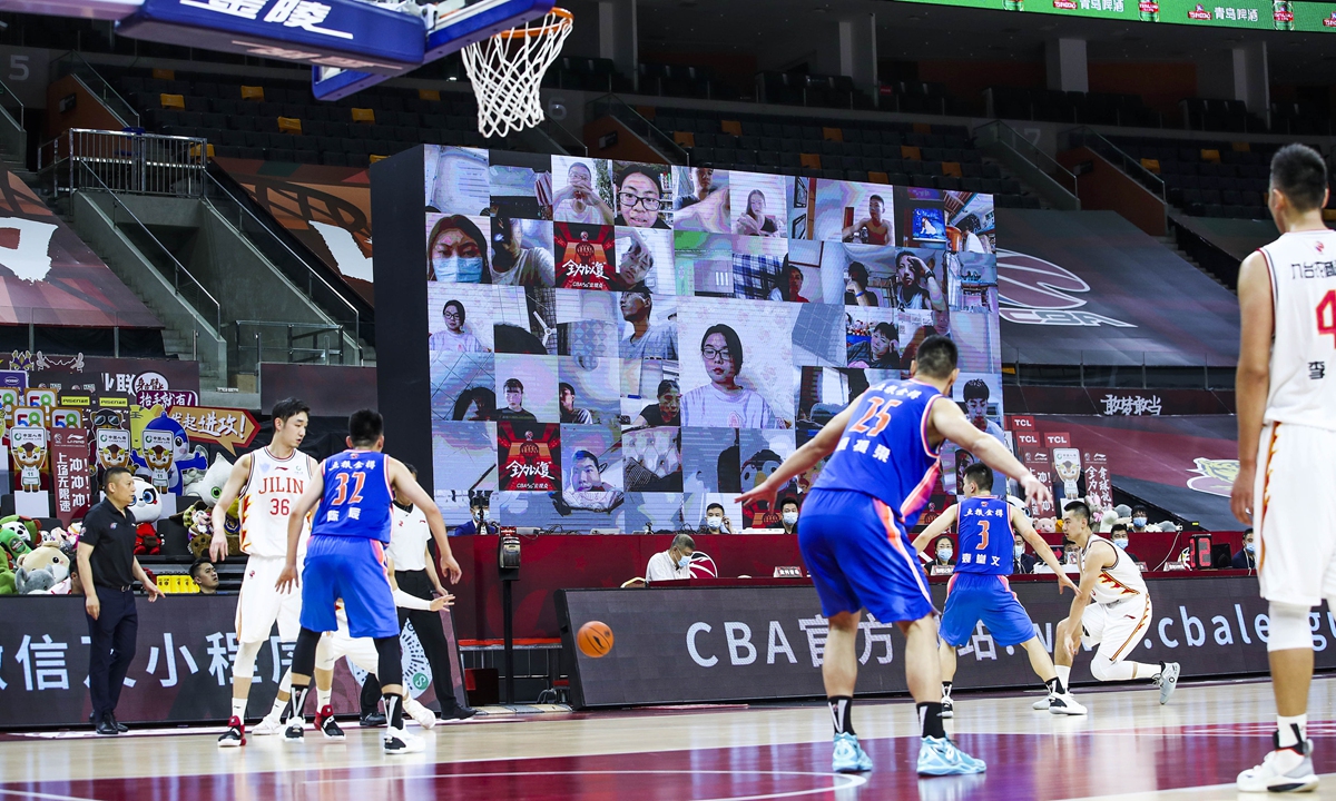 A giant screen is <strong>888slot</strong>set on the sideline to play videos of fans watching the CBA games online. Photo: VCG