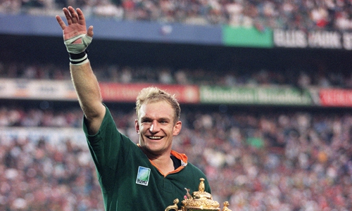 Francois Pienaar holds the William Webb Ellis trophy while being carried by teammate Hennie Le Roux after the Springboks won the rugby World Cup final in Johannesburg, South Africa on June 24, 1995. Photo: AFP