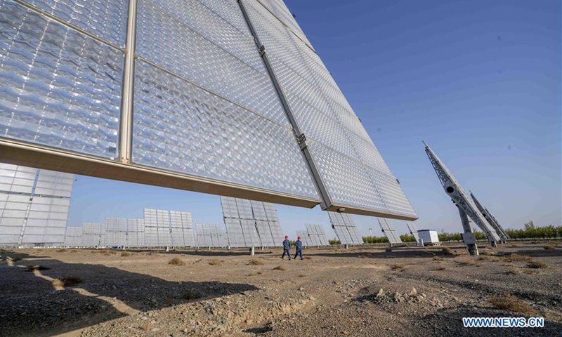 Members of staff work at the Shichengzi photovoltaic power station in Hami, northwest China's Xinjiang Uygur Autonomous Region, April 24, 2020. Northwest China's Xinjiang Uygur Autonomous Region transmitted 300 billion kWh of electricity outside the region over a decade, said the State Grid's Xinjiang branch Saturday. The electricity transmission helped China's central and eastern regions reduce about 96 million tonnes of coal use, and cut carbon dioxide and sulfur dioxide emissions by 259.2 million tonnes and 816,000 tonnes, respectively. (Xinhua/Zhao Ge)