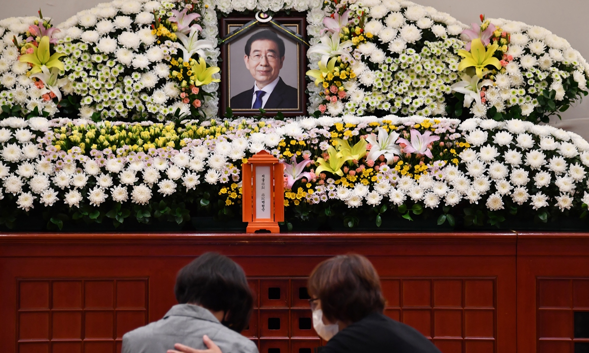 Mourners visit a memorial for the late Seoul mayor Park Won-soon at the Seoul National University hospital in Seoul on Friday. Park, a potential South Korean presidential candidate, died in an apparent suicide a day after being accused of sexual harassment. Photo: AFP