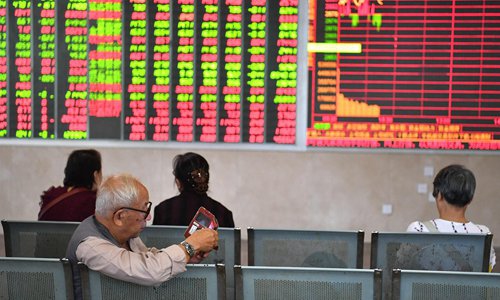 Investors monitor stocks at a trading center in Chengdu, Southwest China's Sichuan Province. Photo: VCG