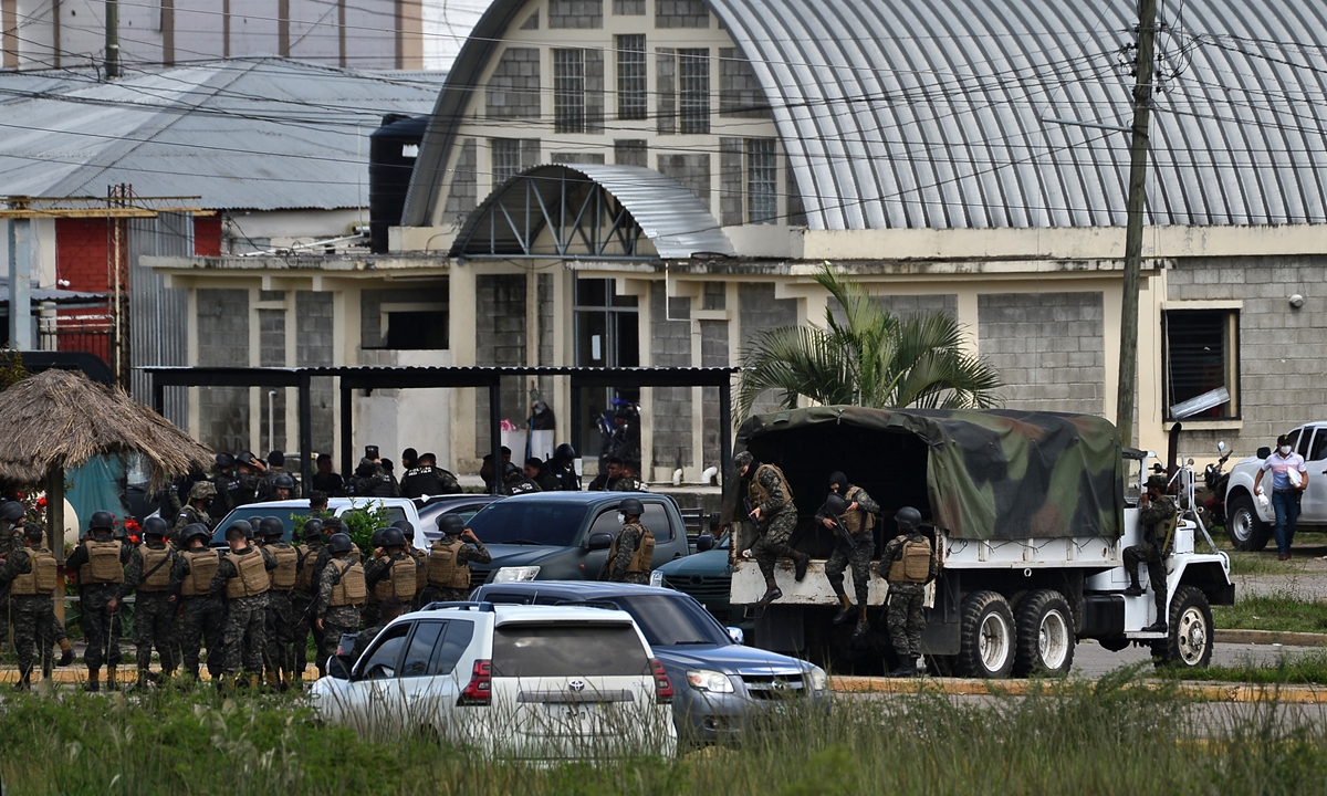 Soldiers and Military Police officers arrive at the “Marco Aurelio Soto” National Prison after inmates fired shots at prison guards and soldiers guarding the facility in Tamara, 20 kilometers north of Tegucigalpa, Honduras on Monday. Authorities informed that at least one soldier was wounded. Photo: AFP