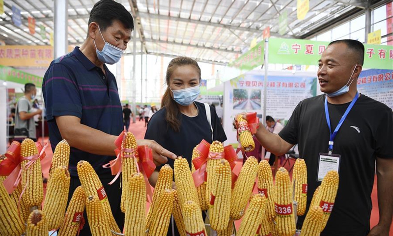 Participants learn about corn seed products during the 7th Ningxia Seeds Expo held at Pingluo County of Shizuishan City, northwest China's Ningxia Hui Autonomous Region, July 27, 2020. (Xinhua/Wang Peng)