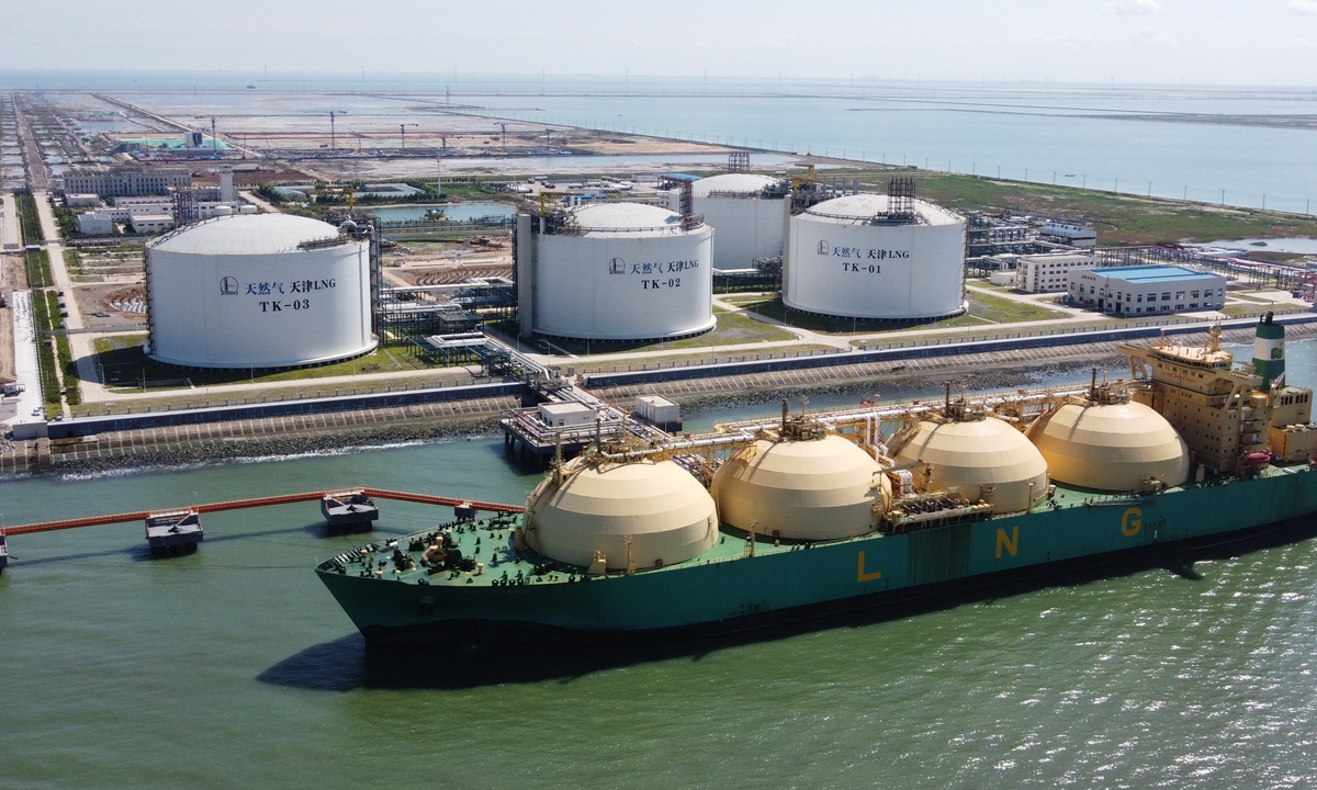 Employees of Tianjin LNG terminal under Sinopec unload liquefied natural gas (LNG) from a ship from Nigeria on Saturday. From January to July, Sinopec's Tianjin LNG terminal unloaded 4.45 million tons of LNG, an increase of 29.8 percent year-on-year, and its import volume ranked first in the country. Photo: cnsphoto