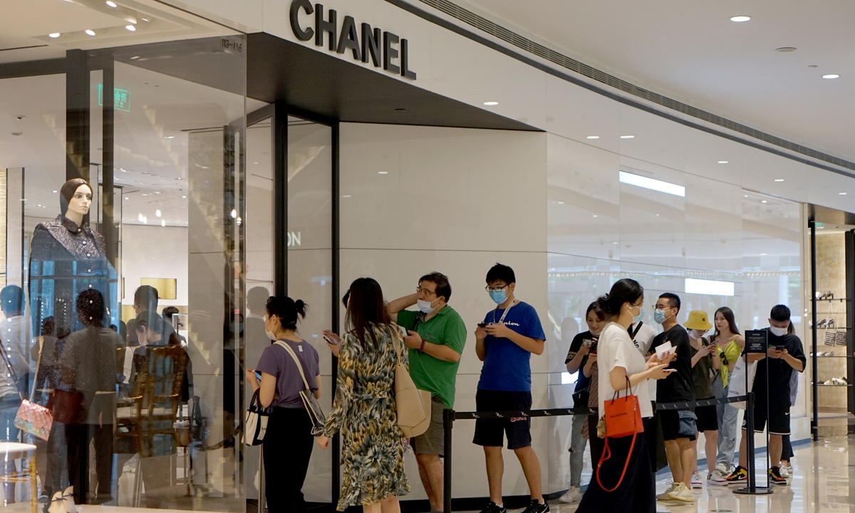 Chinese customers queueing up for a luxury brand at a shopping mall in Shanghai on Sunday. Photo: Chen Xia/GT