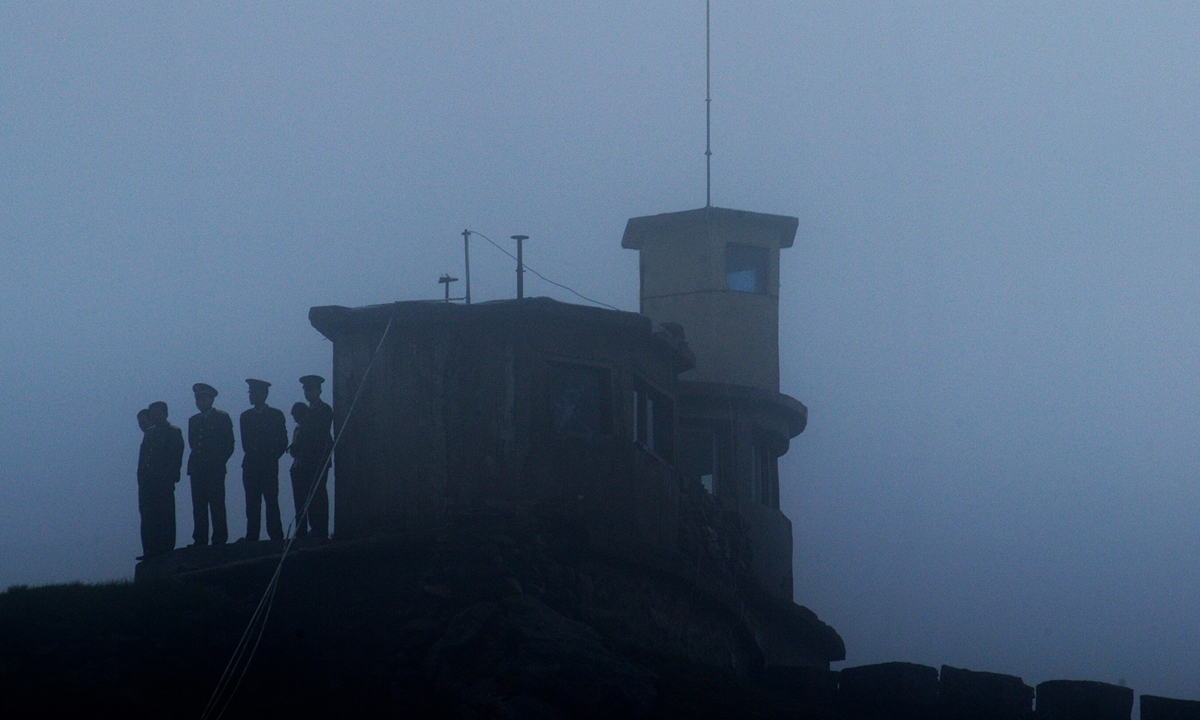 Chinese soldiers guard a China-India border crossing at Nathu La Pass. Photo:VCG