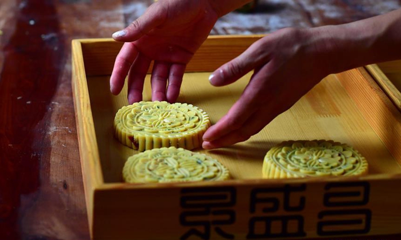Mooncake Chef Chef makes mooncakes at mooncake bakery in Henan - Global Times