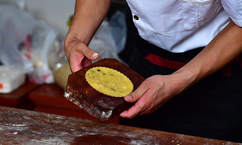 Mooncake Chef Chef makes mooncakes at mooncake bakery in Henan - Global Times