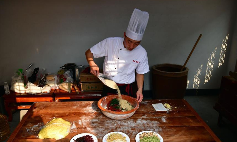Mooncake Chef Chef makes mooncakes at mooncake bakery in Henan - Global Times