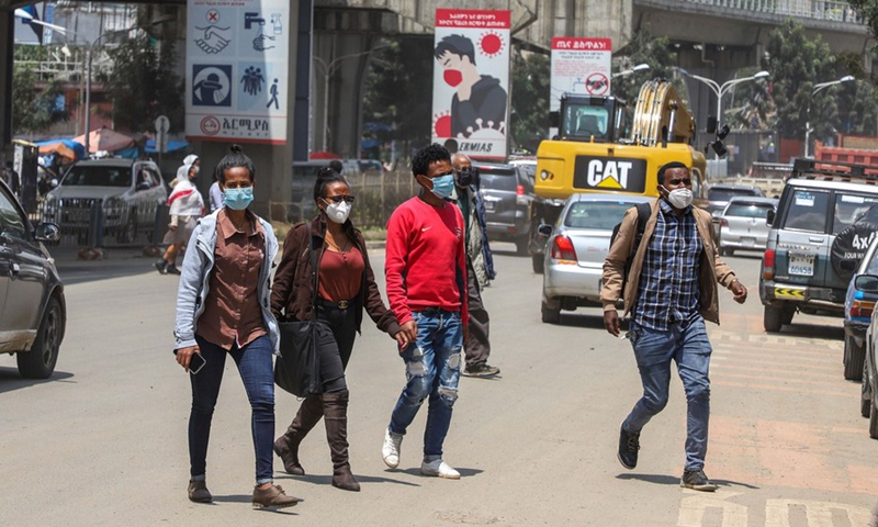 People wearing face masks cross a busy street in Addis Ababa, capital of Ethiopia, Aug. 21, 2020. (Xinhua/Michael Tewelde)