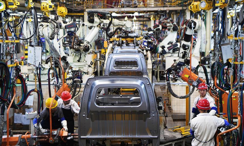Workers assemble vehicles in a smart factory of Chang'an Kuayue Automobile Co., Ltd. in Wanzhou District, southwest China's Chongqing Municipality, Sept. 23, 2020. In recent years, Wanzhou District has stepped up measures to make the local manufacturing industry smarter. Factories have become more efficient with the introduction of industrial robots and cloud platforms. (Xinhua/Wang Quanchao)