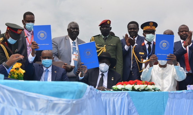 Chairman of Sudan's Sovereign Council Abdel Fattah al-Burhan, South Sudan's President Salva Kiir and Chadian President Idriss Deby (front, from L to R) hold aloft the peace deal in Juba, South Sudan, Oct. 3, 2020. (Photo: Xinhua)