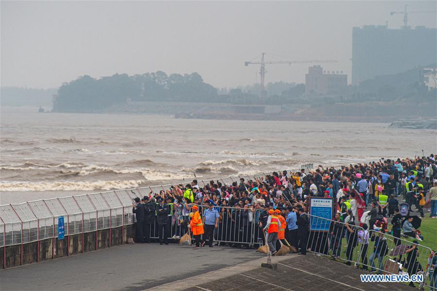 People watch Qiantang River tidal bore in Hangzhou Global Times
