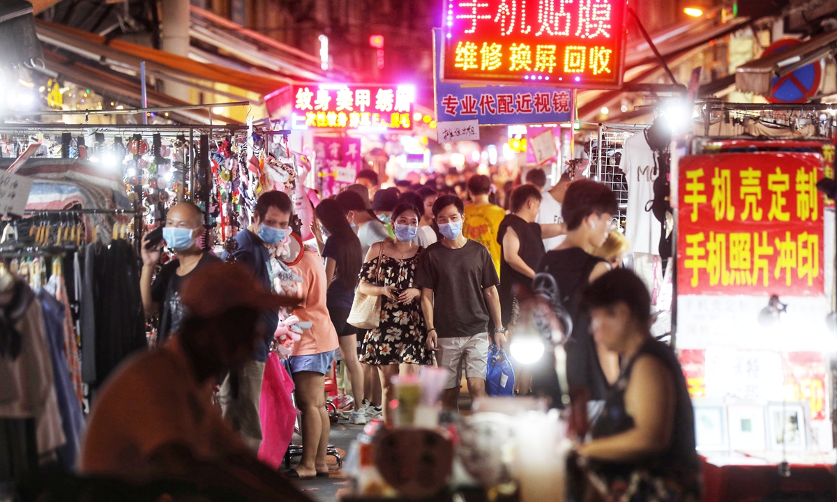 Crowds fill a night market in Baocheng Road in Wuhan in August. Photo: Cui Meng/GT
