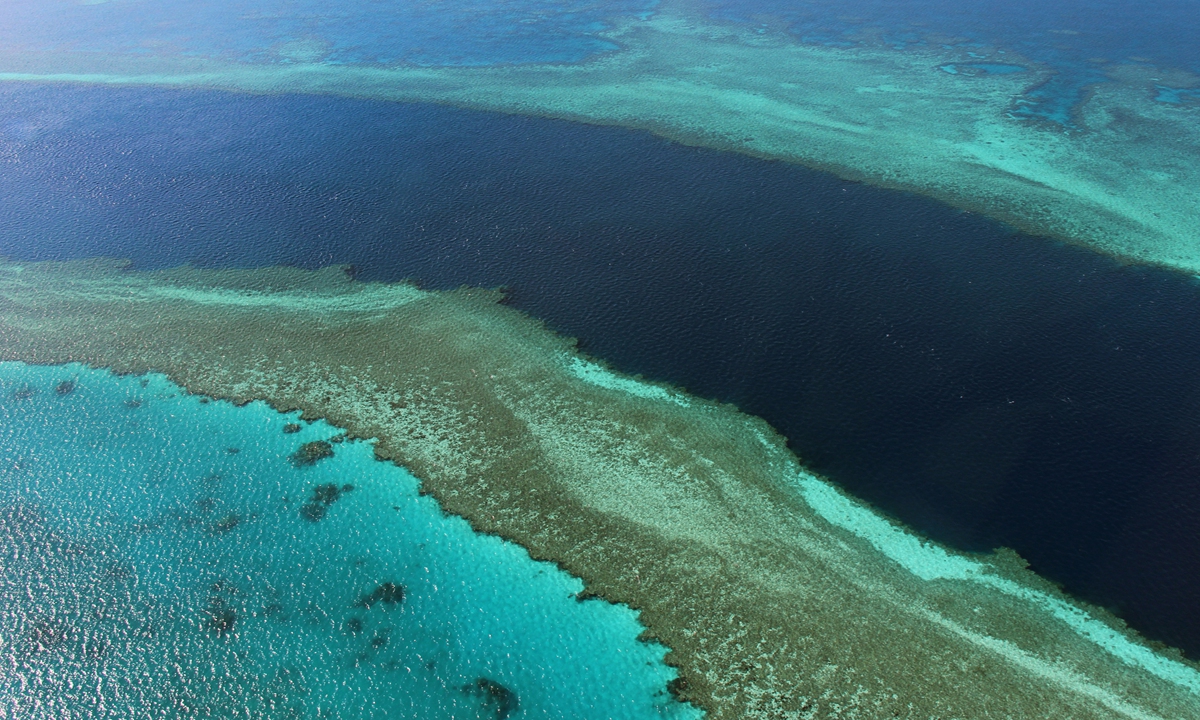 This photo taken on November 20, 2014 shows an aerial view of the Great Barrier Reef off the coast of the Whitsunday Islands, along the central coast of Queensland, Australia. Photos: AFP