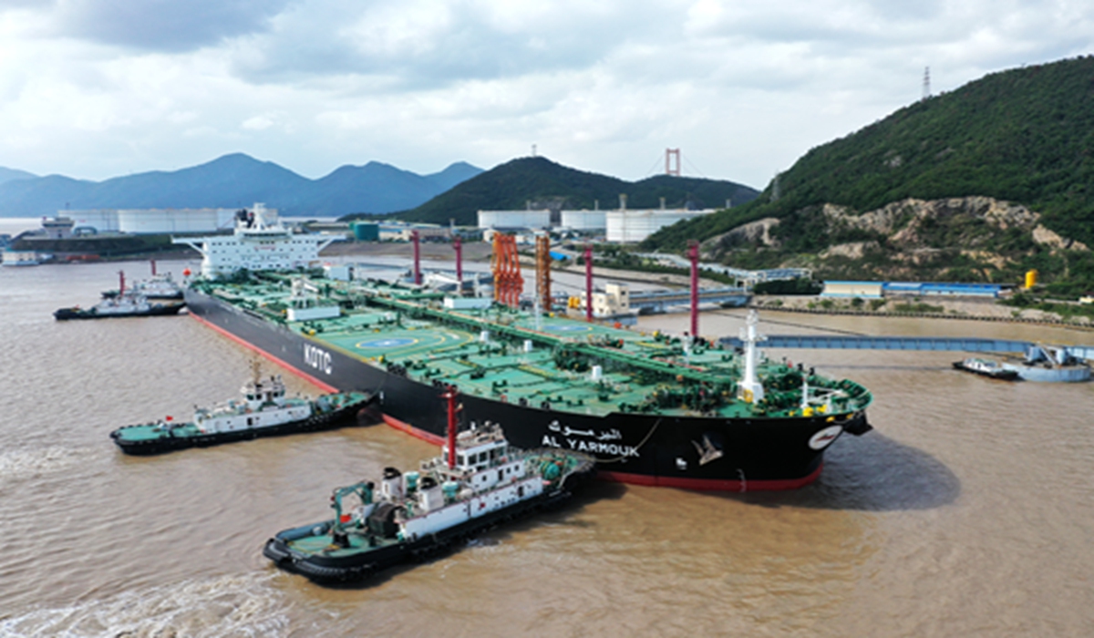A crude oil tanker docks at Zhoushan Shihua Crude Oil Wharf in East China's Zhejiang Province on Thursday. The tanker is set to unload 276,000 tons of crude oil at the wharf. The amount of crude oil unloaded at this wharf in September increased 54 percent compared with August, reaching a new high for this year. Photo: IC