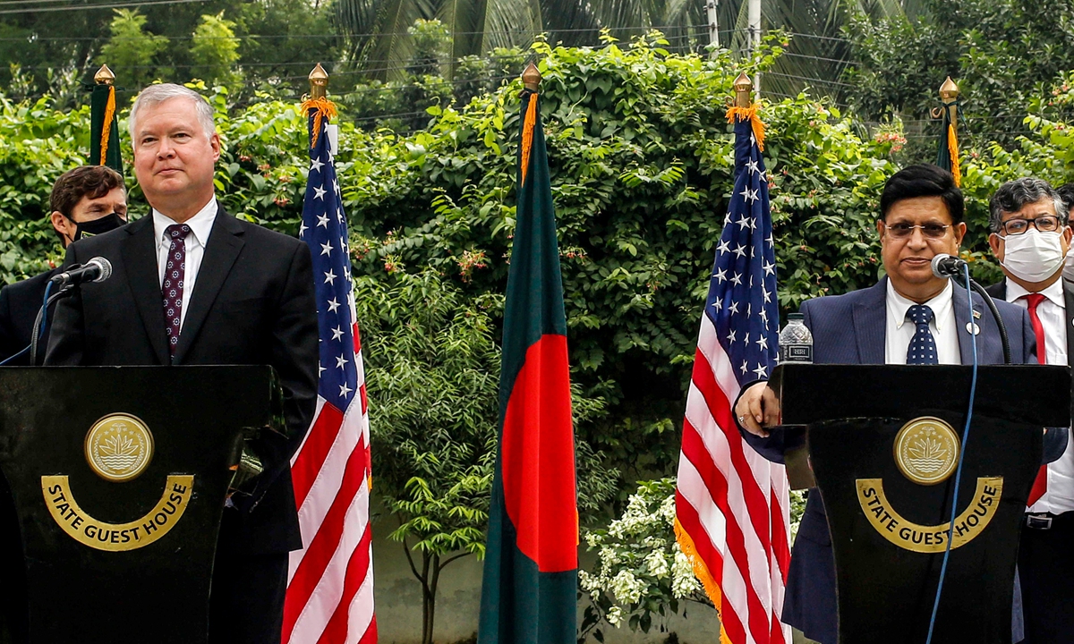 US Deputy Secretary of State Stephen Biegun (left) and Bangladesh's Foreign Minister AK Abdul Momen attend a press conference at the state guest house Padma in Dhaka on October 15, 2020. Photo: AFP