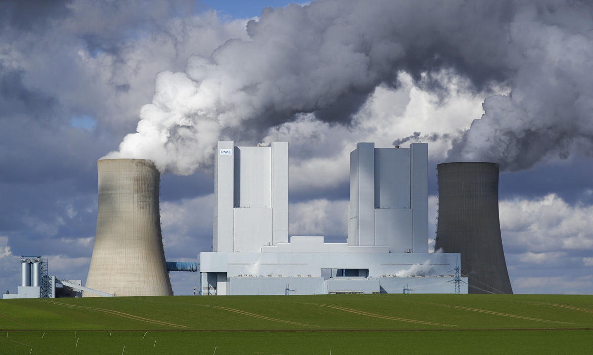 Cooling towers emit vapor at the Neurath lignite fueled power station, operated by RWE AG, in Neurath, Germany, on Tuesday, March 3. Photo: VCG