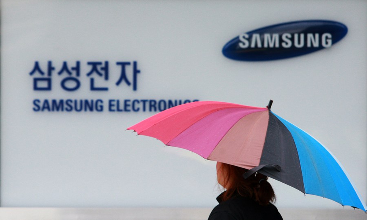 A pedestrian walks past a Samsung Electronics billboard in Seoul, South Korea, Aug. 24, 2012. (Xinhua/Park Jin-hee)