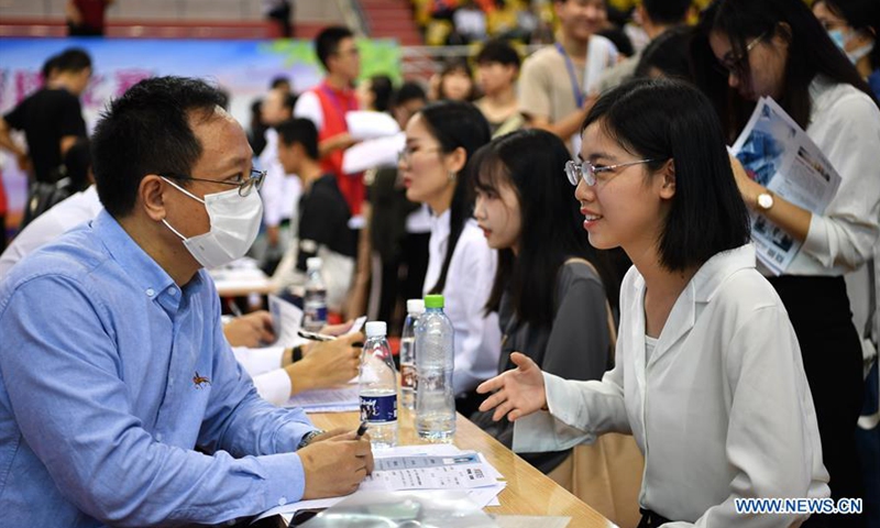 Job seekers attend a job fair in Haikou, south China's Hainan Province, Oct. 25, 2020. A job fair, which provided nearly 8,000 job vacancies, was held here on Sunday and attracted thousands of graduates. (Xinhua/Guo Cheng)