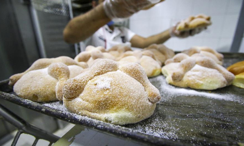 Baker makes traditional Mexican bread in Mexico City - Global Times