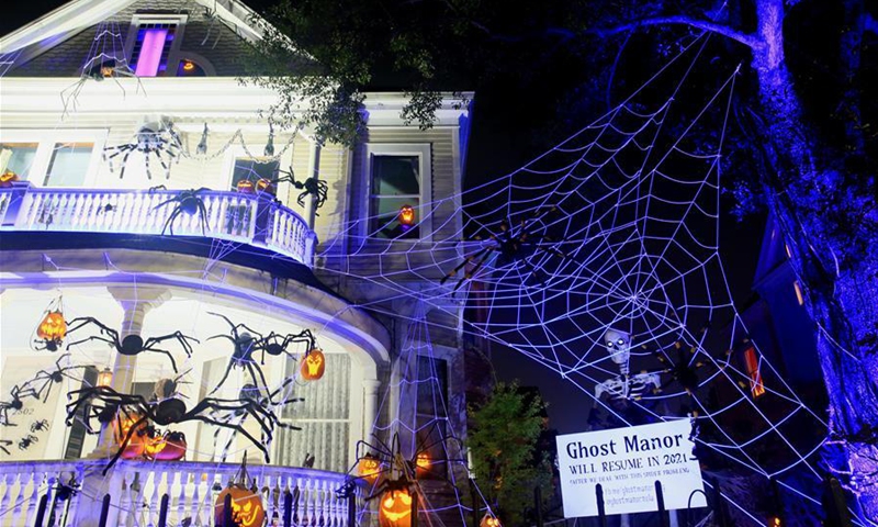 Photo taken on Oct. 26, 2020 shows a view of the Ghost Manor house in New Orleans, Louisiana, the United States. To celebrate the upcoming Halloween holiday, a special house in New Orleans has been decorated by the owner as the Ghost Manor. With jack-o'-lanterns, spider webs, skeletons and all kinds of Halloween-themed decorations, the manor has attracted a lot of visitors. (Photo by Lan Wei/Xinhua) 