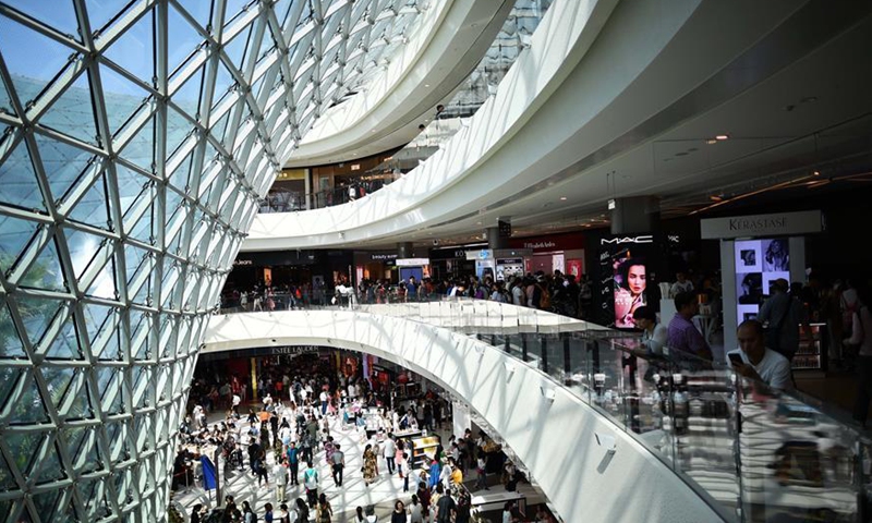 Tourists visit a duty free shop in Sanya, south China's Hainan Province. (Xinhua/Guo Cheng)