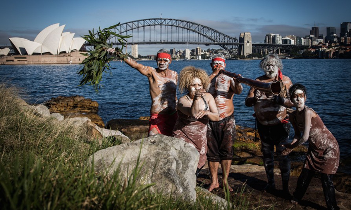 Aboriginal people dance at Sydney harbor, Australia, Nov. 11, 2020. (Photo by Zhu Hongye/Xinhua)