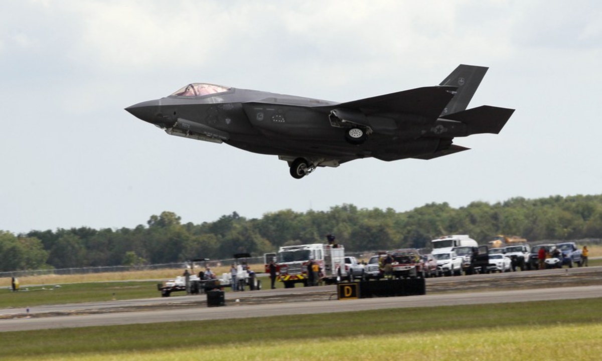 An F-35 fighter jet performs during the annual Wings Over Houston Airshow at the Ellington Airport, state of Texas, the United States, Oct. 19, 2019. (Xinhua/Song Qiong)