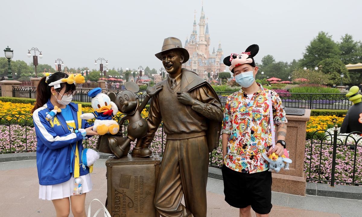 Visitors to Shanghai Disney Resort take photos after the park's re-opening amid the COVID-19 epidemic on May 11. Photo: Yang Hui/GT