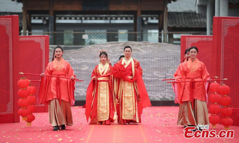 A traditional Chinese wedding ceremony is held in Guiyang, Guizhou Province, Nov. 16, 2020. A Confucius School in Guiyang invited eight couples to hold a traditional Chinese wedding, which was based on the ceremony of Zhou Dynasty (1046BC -- 256BC). (Photo: China News Service/Qu Honglun)
