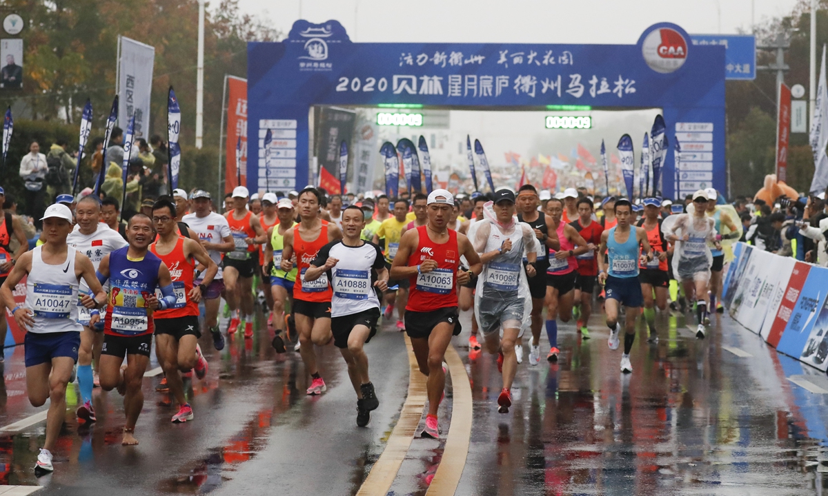 Runners compete in the Quzhou Marathon on Sunday in Quzhou, East China's Zhejiang Province. A total of 12,000 people took part in the marathon in the morning rain. Photo: Cui Meng/GT