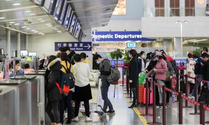 Passengers check in at the domestic departure section of Terminal 2 building of the Shanghai Pudong International Airport in east China's Shanghai, Nov. 24, 2020. The airport's recent daily throughput maintains at around 1,000 flights, with passengers wearing face masks and orderly moving in and out. (Xinhua/Ding Ting)

