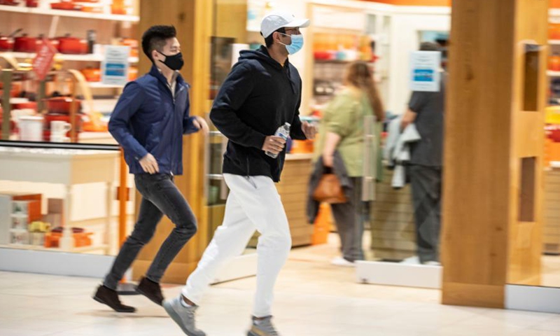 Shoppers run to get in line during Black Friday shopping at Fashion Outlets of Chicago in Rosemont, Illinois, the United States, on Nov. 27, 2020. U.S. consumers' online spending made a new record high of 5.1 billion U.S. dollars on Thanksgiving Day with a year-on-year growth of 21.5 percent, according to the data issued by Adobe Analytics. This year's Black Friday won't have as much 'door-busting' as per usual. Retailers are pushing deals up and promising Black Friday deals to last for 'all of November and December', said Adobe Analytics. (Photo by Joel Lerner/Xinhua)





