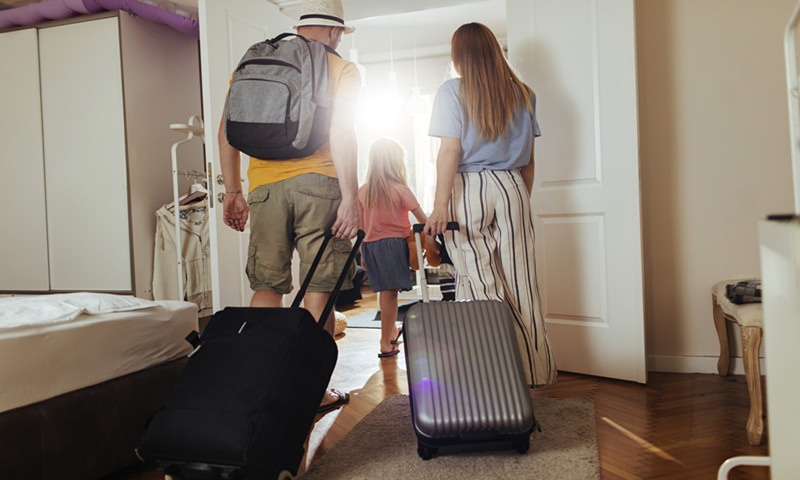 A family on vacation leaves an apartment of Airbnb. Photo: VCG