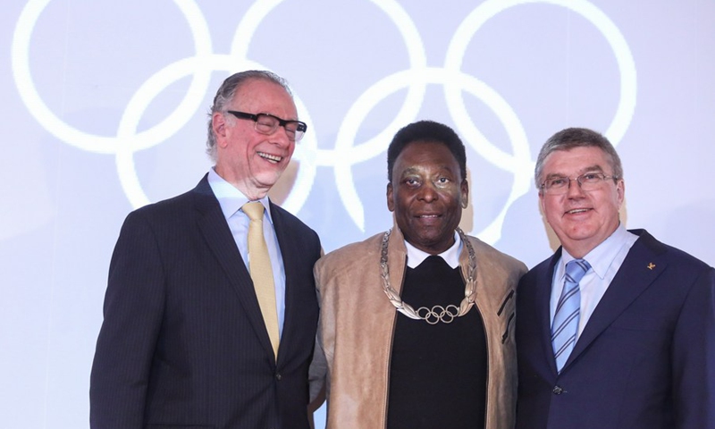 International Olympic Committee (IOC) President Thomas Bach (R), President of the Organizing Committee for the Rio 2016 Olympic and Paralympic Games Carlos Arthur Nuzman (L) pose for photos with Brazilian soccer legend Pele, during a ceremony at the Pele Museum in Santos, Brazil, June 16, 2016. Thomas Bach on Thursday presented the Olympic Order, IOC's highest award, to Pele.(Photo: Xinhua)
