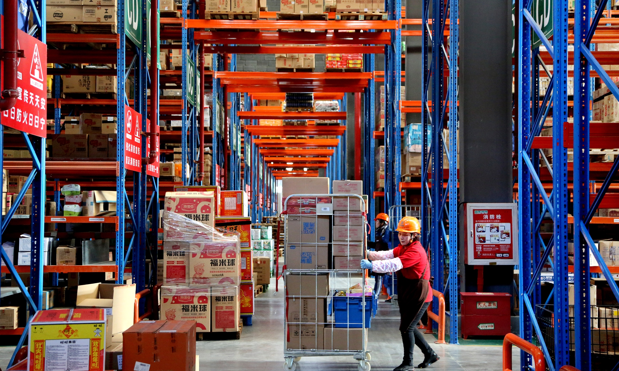A worker arranges goods at a warehouse of an e-commerce platform at Lianyungang, East China's Jiangsu Province on Tuesday. Online retailers have been working day and night to prepare for the upcoming Double 12 shopping festival. Photo: CNSphoto