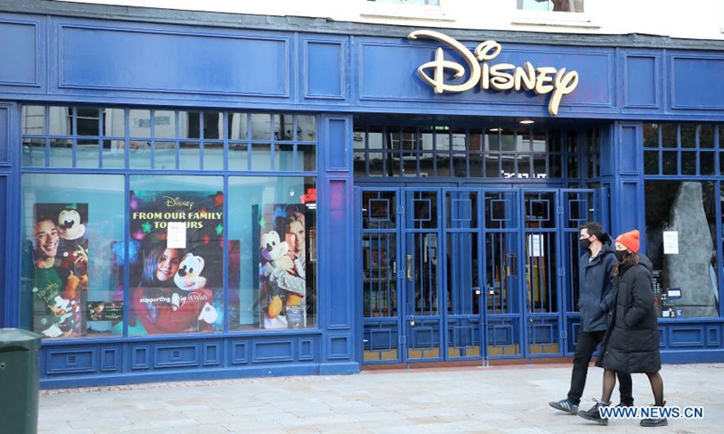 People walk past a closed Disney shop in Dublin, Ireland, Jan. 1, 2021. Irish people welcomed the first day of 2021 amid a nationwide lockdown due to the deteriorating COVID-19 pandemic in the country. (Xinhua)