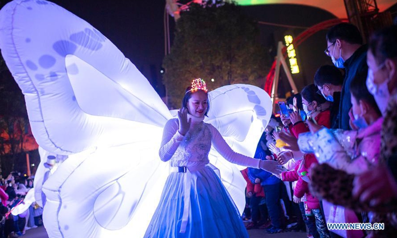 Performers interact with tourists at the Happy Valley Wuhan theme park in Wuhan, central China's Hubei Province, Jan. 1, 2021. People came to have fun and enjoy the view at the Happy Valley in Wuhan to greet the New Year on Friday. (Xinhua/Xiong Qi)