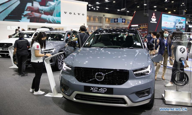 Visitors view Volvo cars during the 37th Thailand International Motor Expo 2020 in Bangkok, Thailand, Dec. 13, 2020. The 37th Thailand International Motor Expo 2020 closed on Sunday. About 31 car makers and 20 motorcycle makers attended the 12-day expo held from Dec. 2 to 13. (Xinhua/Zhang Keren)