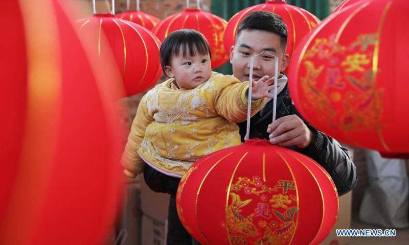 Villagers busy making lanterns for upcoming festival season - Global Times