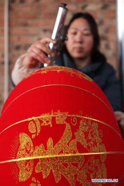 Villagers busy making lanterns for upcoming festival season - Global Times